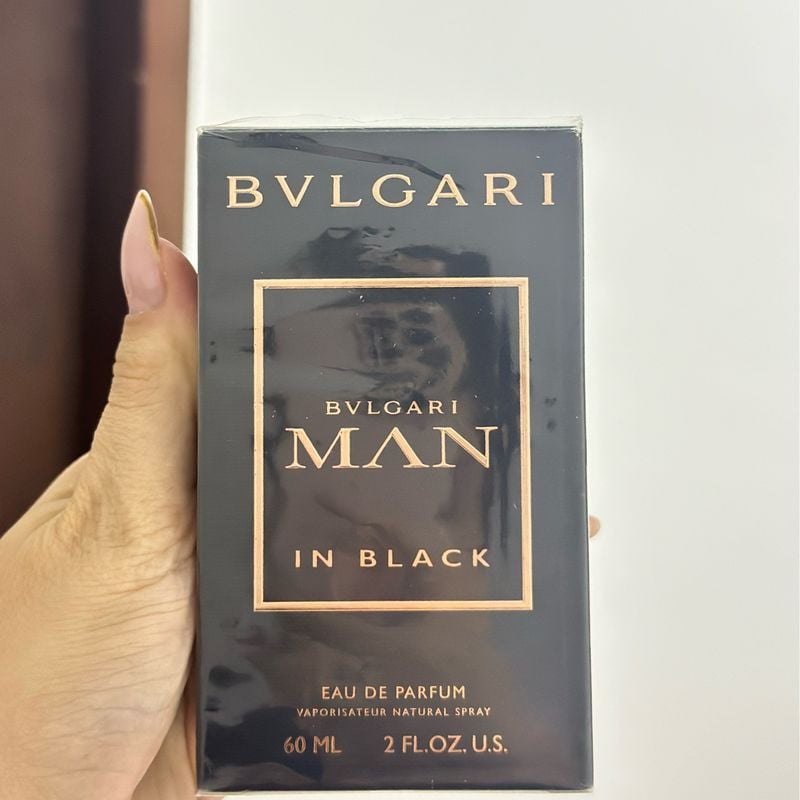 09 - 4 PERFUMES + 1 REGALO (Scandal+one million+vip black+bvulgari + perfumero)