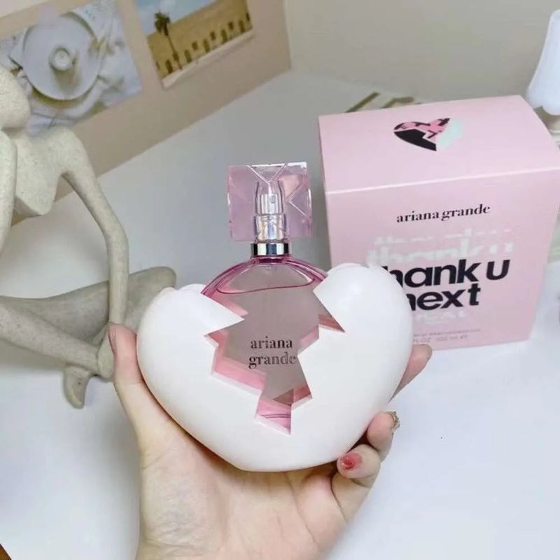 14 - 5 PERFUMES + REGALO (Ariana Grande - J'adore - Good Girl - Scandal - Yara Lattafa + Perfumero regarcable)